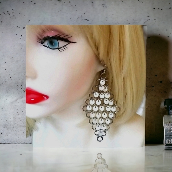 Vintage Boho 1970s Dangling Silver Tone Shell Disc Pierced Earrings - Picture 3 of 12